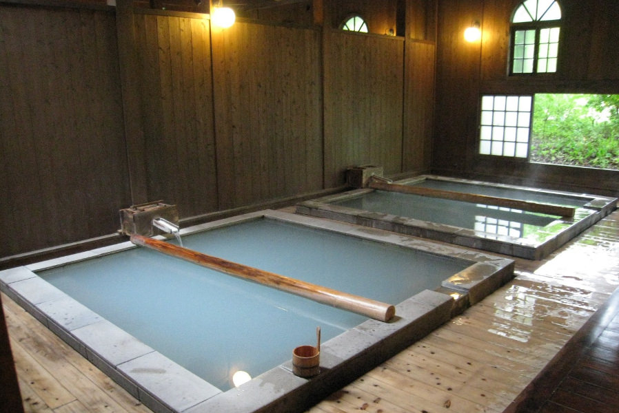 広々とした綺麗な造りの大浴場。白濁の美肌湯でしっとり 広々とした綺麗な造りの大浴場。白濁の美肌湯でしっとり