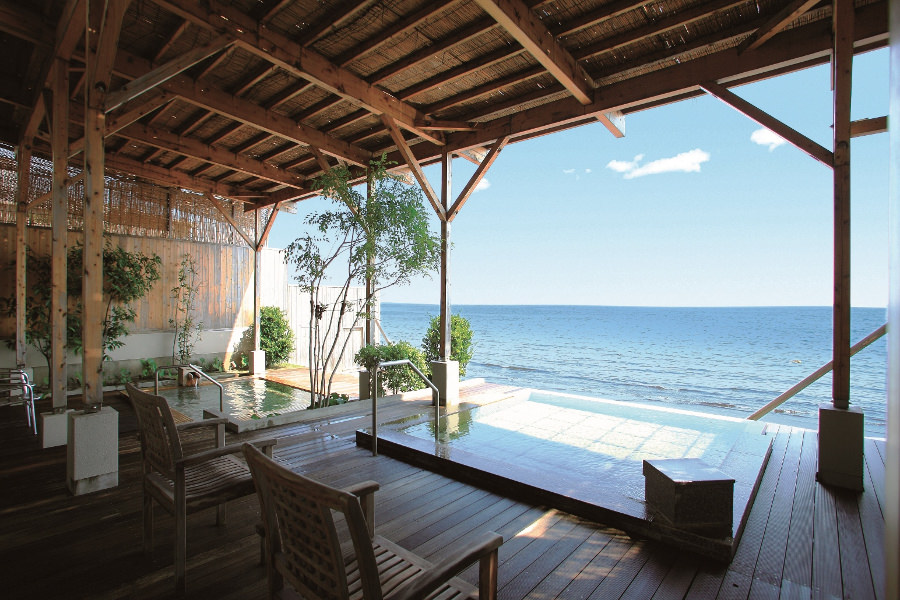 青い海と青い空、波打ち際のすぐそばに絶景露天風呂があります 青い海と青い空、波打ち際のすぐそばに絶景露天風呂があります