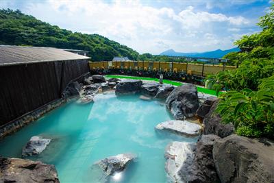 開放感抜群の絶景大露天風呂は、湯の花が乱舞する白濁湯
