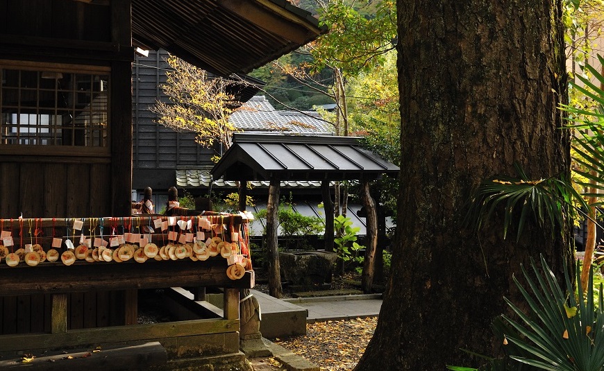 温泉のほぼ中心に位置する趣のある「地蔵堂」