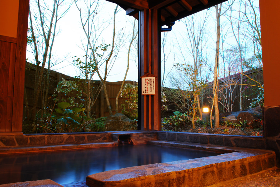 引き戸を開けると露天風呂に。贅沢な広さの浴槽 すべて、引き戸を開けると露天風呂に。贅沢な広さの浴槽