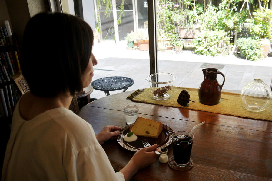 併設カフェ「アルテノイエ」でシフォンケーキを食べながら湯上りのひと時を過ごせます 併設カフェ「アルテノイエ」で「シフォンケーキセット」