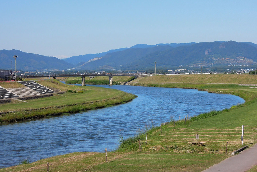 温泉街の中心地を流れる合志川。河川敷にいる鴨もいます