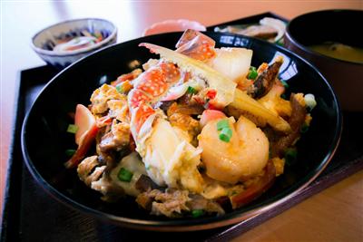 ホタテなどの海鮮や、蟹丼の3倍の蟹が入ったうま味たっぷりの