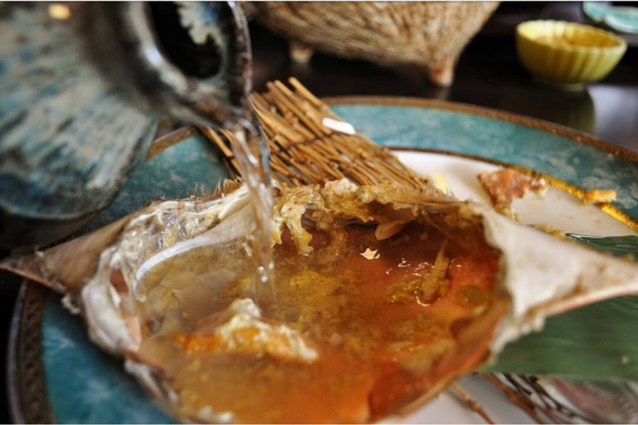 カニの甲羅を使った「甲羅酒」 カニの甲羅を使った「甲羅酒」