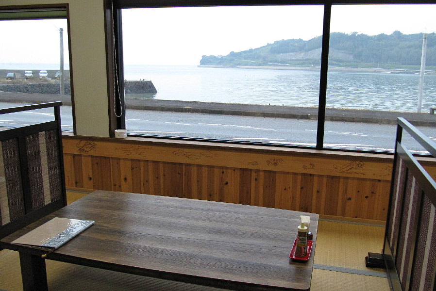 個室は寛ぎながら食事ができます