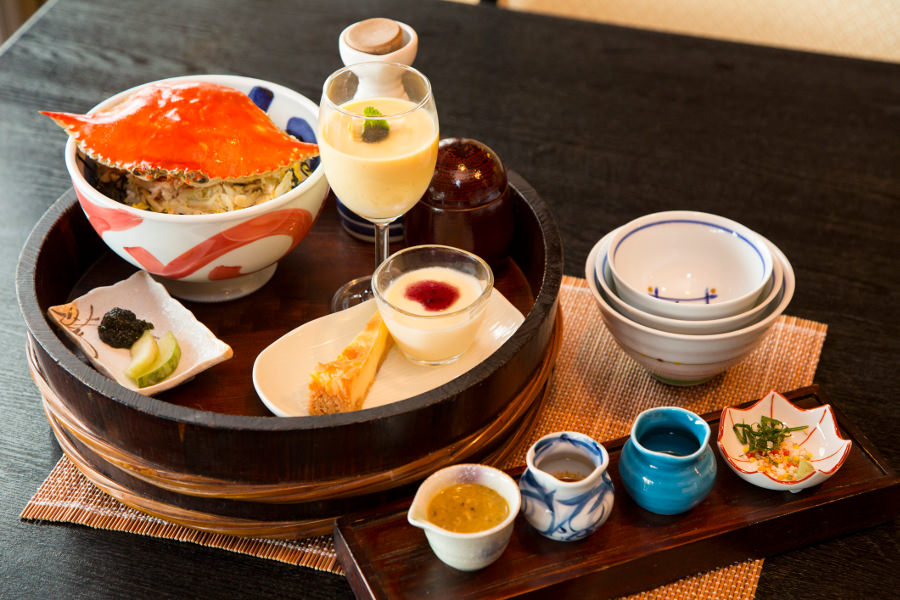「かにまぶし」にはカニ茶わん蒸し、漬物、デザート2種のセット 「かにまぶし」にはカニ茶わん蒸し、漬物、デザート2種のセット