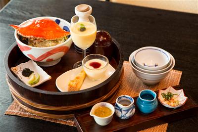 「かにまぶし」にはカニ茶わん蒸し、漬物、デザート2種のセット