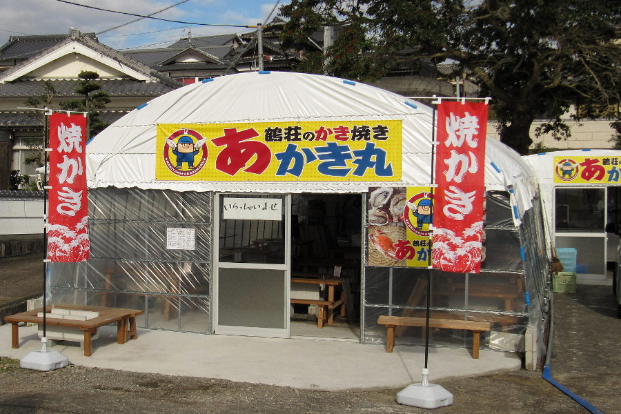 旅館鶴荘の敷地内にある「あかき丸」。牡蠣をはじめ数種類の海鮮が味わえます