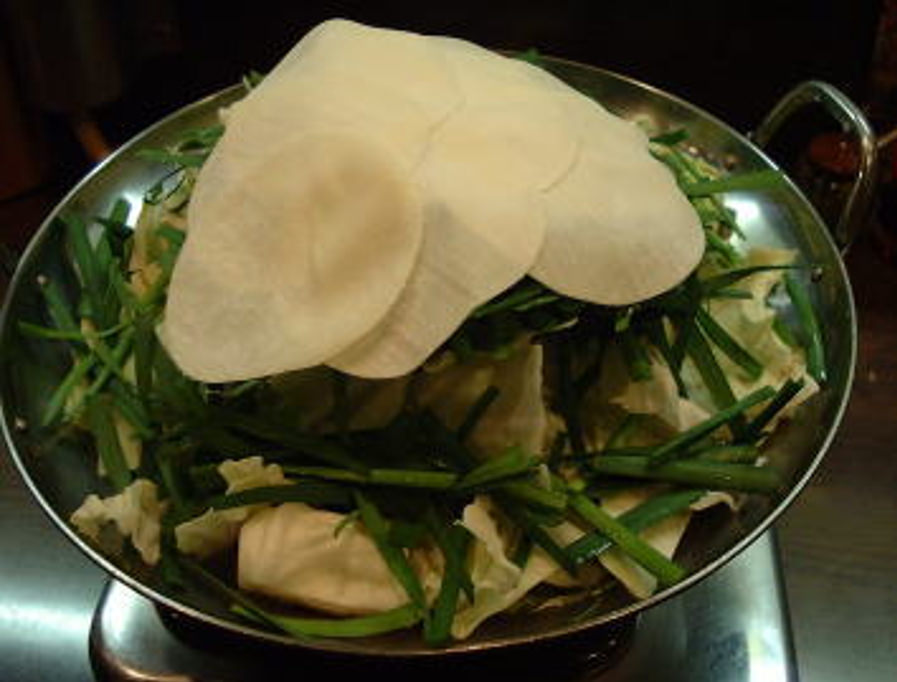 あっさりスープで煮込んだモツを酢じょうゆで食べるこだわりのもつ鍋 あっさりスープで煮込んだモツを酢じょうゆで食べるこだわりのも