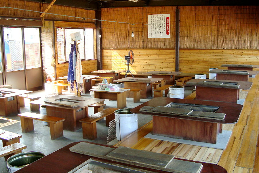 席数は200席、炭火を囲む椅子の席と、板張りの席があります