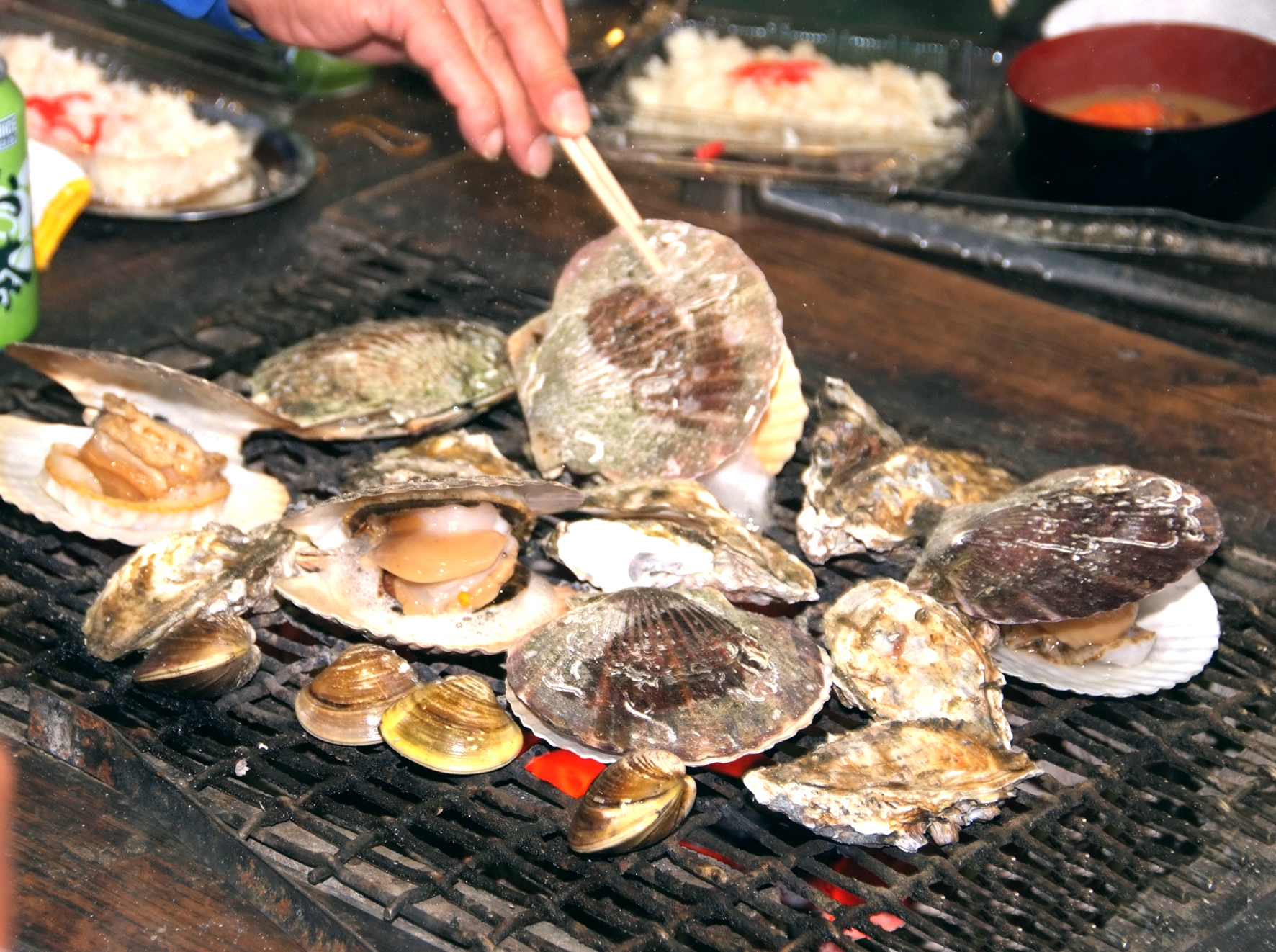 食べたい食材を網いっぱいに並べて、自分で焼いて楽しめます