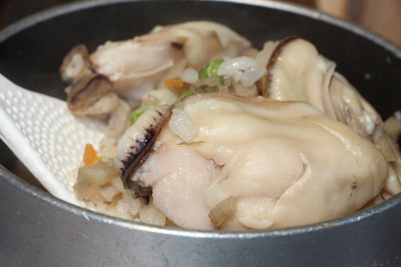 プリッとした身の牡蠣が入った贅沢なカキ釜飯