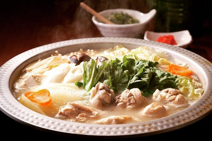 水炊きの凡コースは前菜3種、唐揚げ3種、雑炊に香の物とデザート付きのお得なセット 水炊きの凡コースは前菜3種、唐揚げ3種、雑炊に香の物とデザー