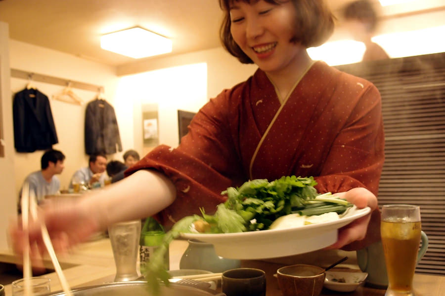 鍋の世話をしてくれる仲居さん。テーブルで弾む会話も楽しんで