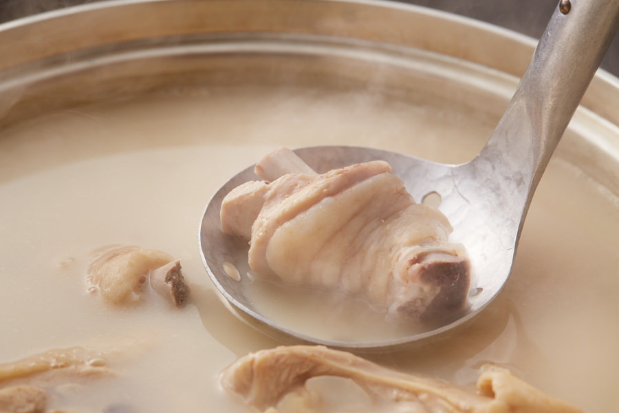 香り高く濃厚なブレンドスープと身離れが柔らかい雄鶏肉