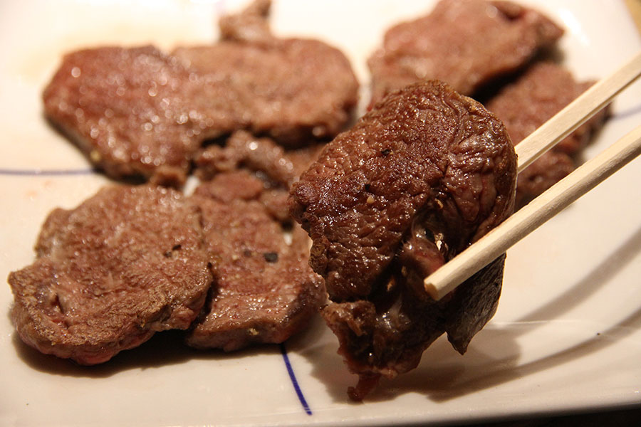 肉の柔らかさに驚く鉄板焼きの「シカ肉ロース」