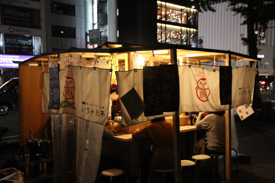 福岡銀行本店北側に店を構えています