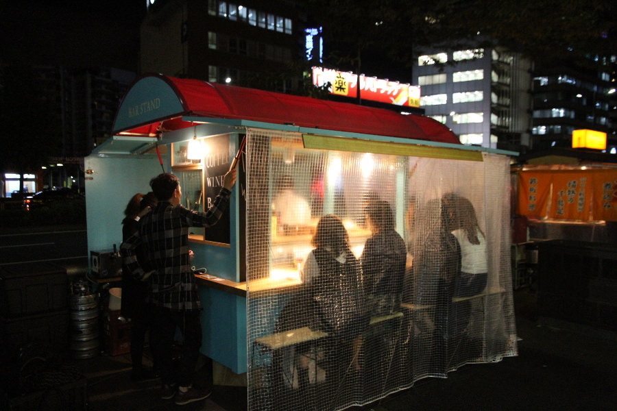 天神ロフト前でターコイズブルーがひときわ目を引く屋台 天神ロフト前でターコイズブルーがひときわ目を引く屋台