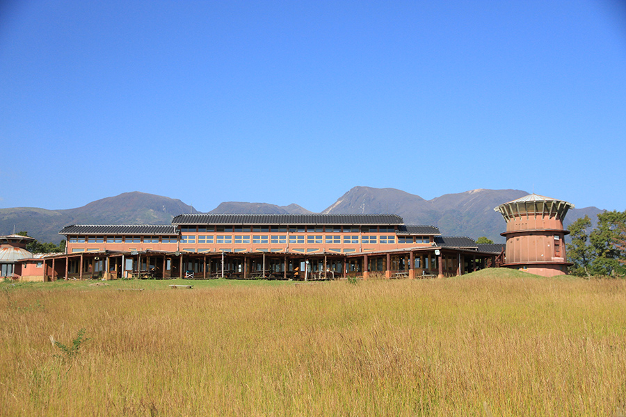 ビールやソフトドリンクを飲みながら、くじゅう連山を眺めて 建物とくじゅう連山