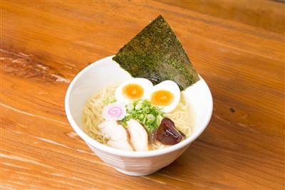 3種の塩と魚介の旨みが決め手の清湯スープ