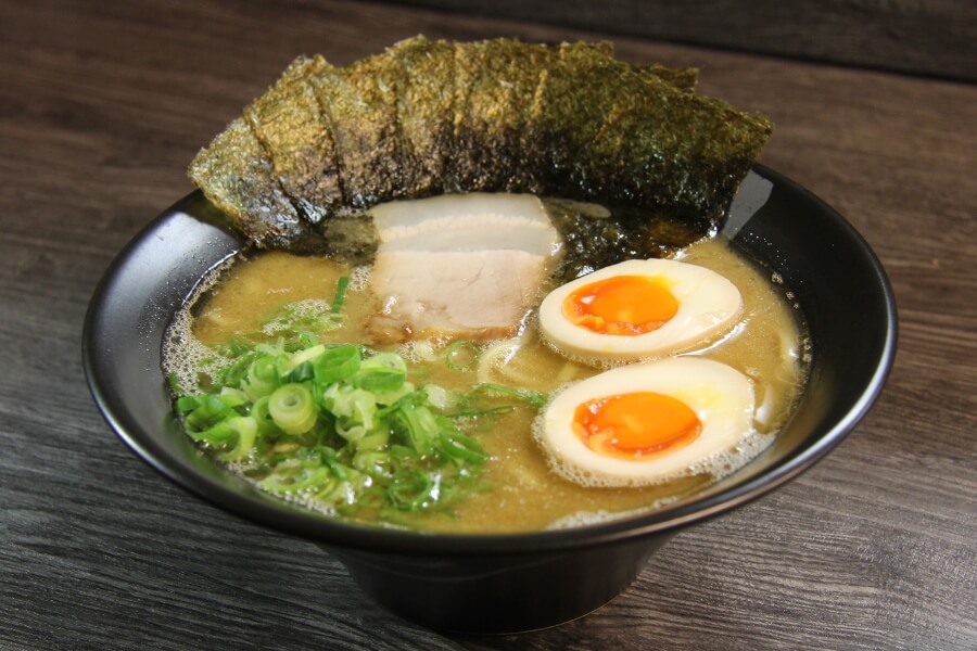 スープと相性抜群の海苔半熟味玉ラーメン