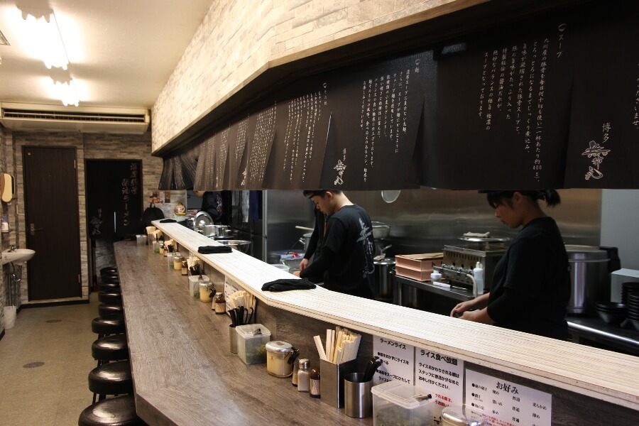 店内にはご飯をすすめる案内も。ぜひスープとご飯の相性を試して