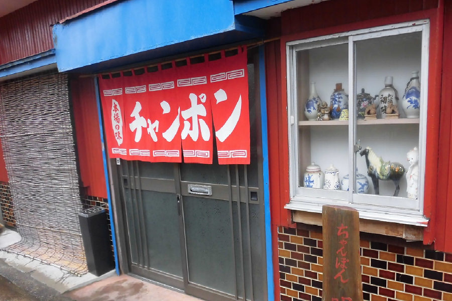 赤いのれんが開店の印