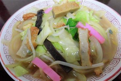 具材ともちっとした中太麺に絡むスープが絶妙なおいしさ