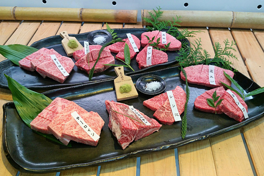 おまかせセットで味わえる、A5ランクのさまざまな部位の肉がズラリ