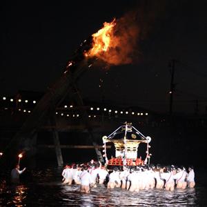 橋上の射手が火矢を放ち「豊後大たいまつ」を点火