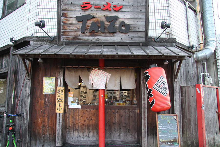 屋台を思わせる個性的な木の佇まい