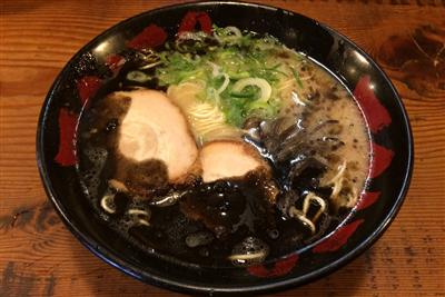 黒マー油の香ばしさと豚骨スープがマッちした黒ラーメン