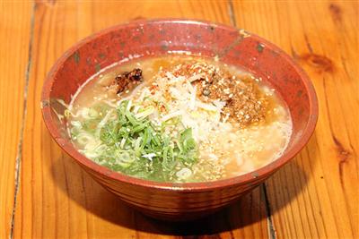 豚骨ベースのメキシカンチリソース風味のブラボーラーメン