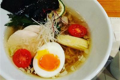 あごだしスープと麺がよくからむ「あごだし塩ラーメン」