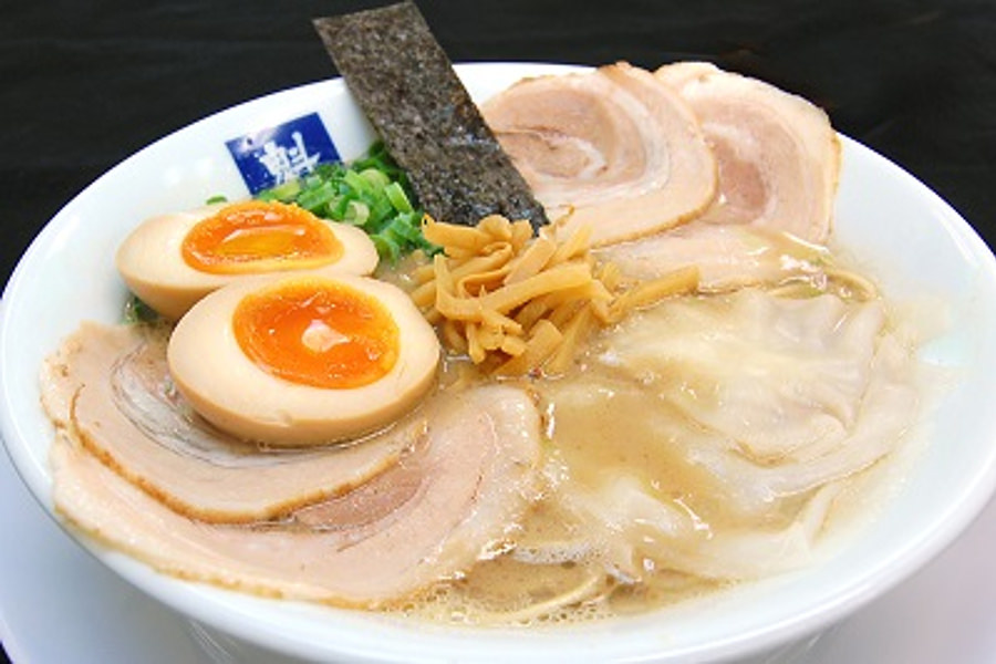 「魁龍全部のせラーメン」は煮玉子やチャーシューなどをのせた大満足の一杯 「魁龍全部のせラーメン」は大満足の一杯