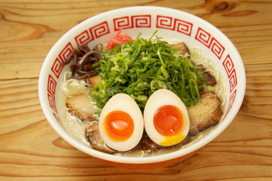 看板メニューの「とろとろチャーシューメン」にネギ大盛、煮玉子をトッピング 看板メニューの「とろとろチャーシューメン」にトッピング