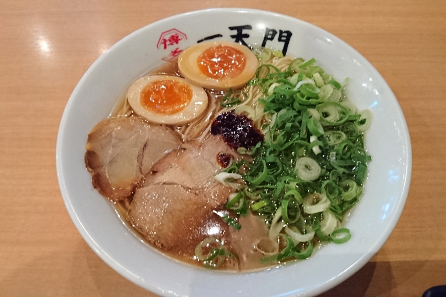 うまみを増す特製ダレは赤と青の2種から選べます うまみを増す特製ダレは赤と青の2種から選べます