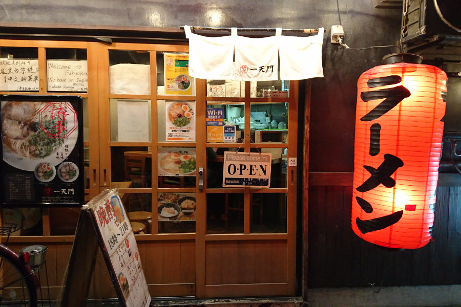 西鉄バス「キャナルシティ博多前」のバス停前