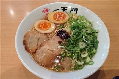 うまみを増す特製ダレは赤と青の2種から選べます