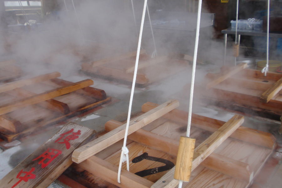 小浜温泉ならではの蒸気を利用して海山の幸を蒸し上げます 蒸気を利用して海山の幸を蒸し上げます