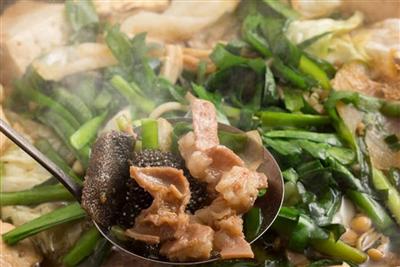 すき焼き風のダシでいただく「すき焼き風もつ鍋」