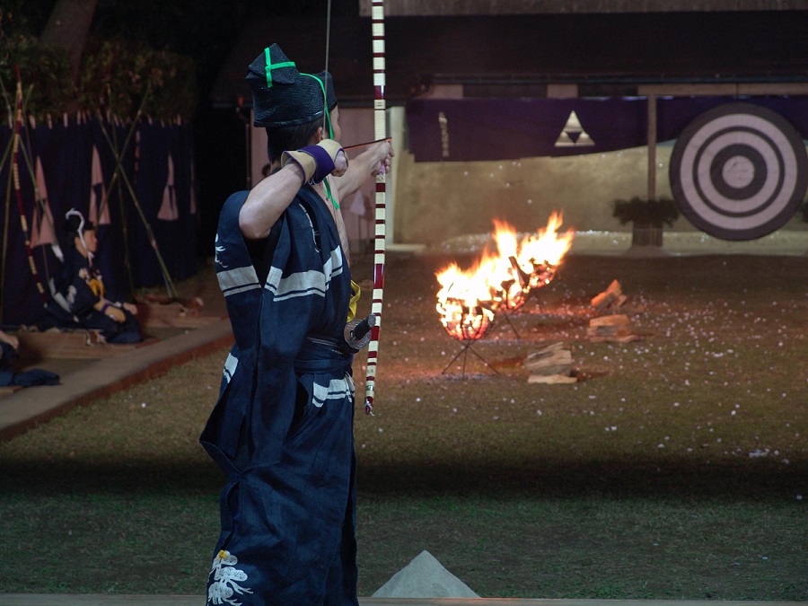 かがり火の中、矢を射る姿 かがり火の中、矢を射る姿