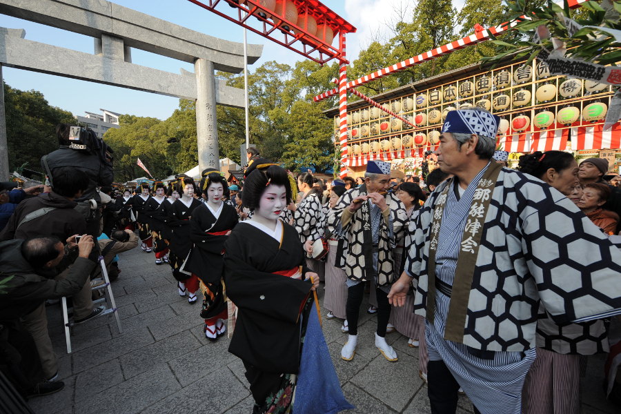 博多芸妓が恵比須の山車を先頭に徒歩にて参拝します 博多芸妓が恵比須の山車を先頭に徒歩にて参拝します