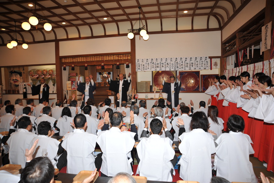 白丁を着て、開運殿大広間の神前でお払いと食事をします
