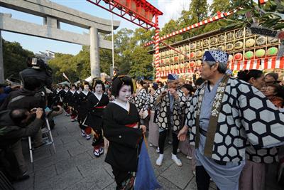 博多芸妓が恵比須の山車を先頭に徒歩にて参拝します