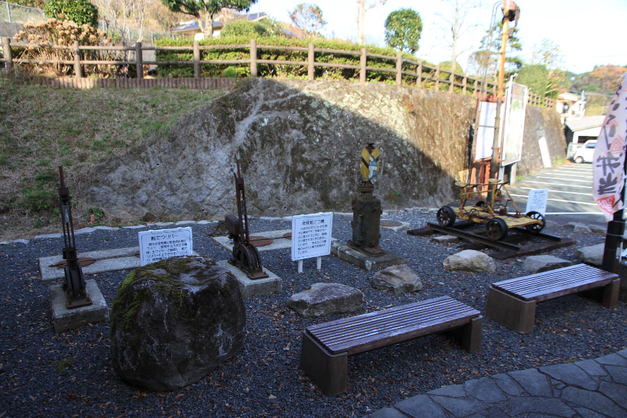 休憩できる庭園にある線路のポイントや切り替え分岐器
