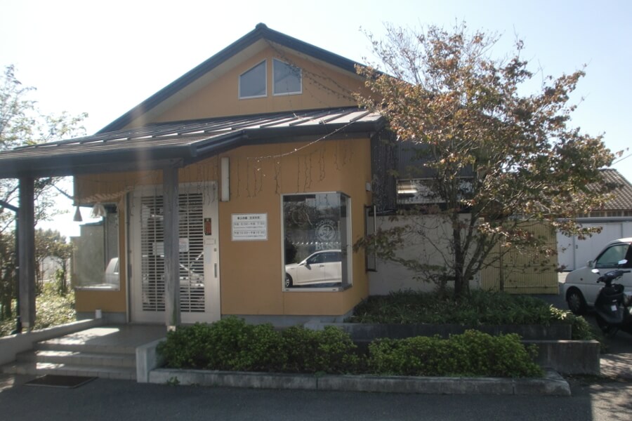 クリーム色の壁が目印の外観