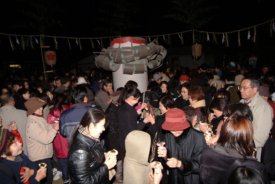 木彫りの「ウソ」をお互いに交換し取り替えます 木彫りの「ウソ」をお互いに交換し取り替えます