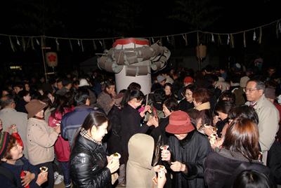 木彫りの「ウソ」をお互いに交換し取り替えます